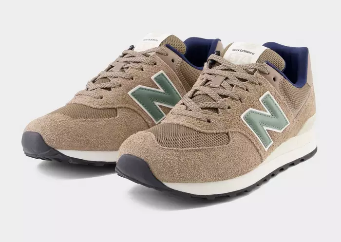 sepatu new balance berwarna coklat dengan kombinasi bahan suede dan mesh