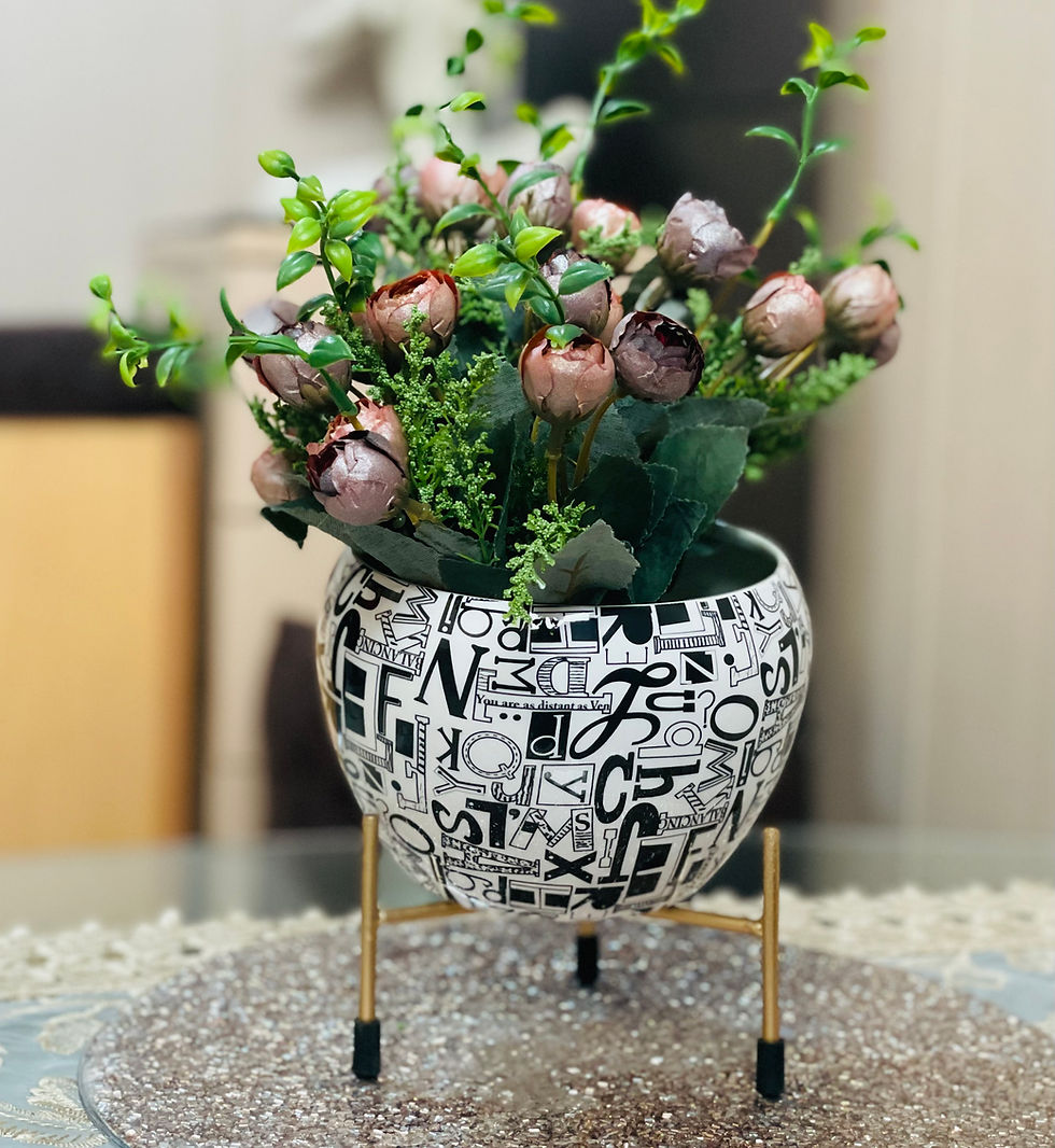 थंबनेल: Apple Pot Planter, Flower Pot with Stand, Table Top Planter, Metal Planter 6x6in