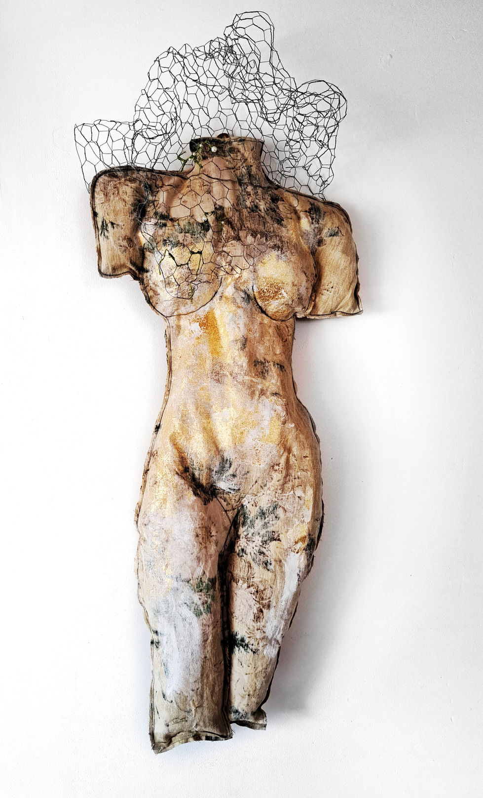 FIGURE 2 TEXTILE SCULPTURE 40X160 OEUVRE POUR VITRINE detourée