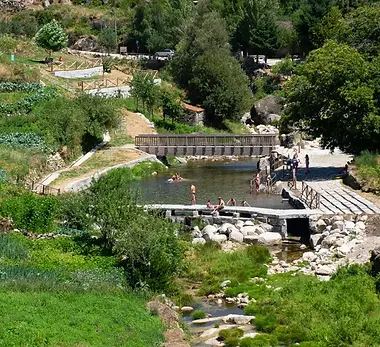 Praia-Fluvial-do-Sabugueiro.-Seia-.OsMeusTrilhos-1.jpg.webp