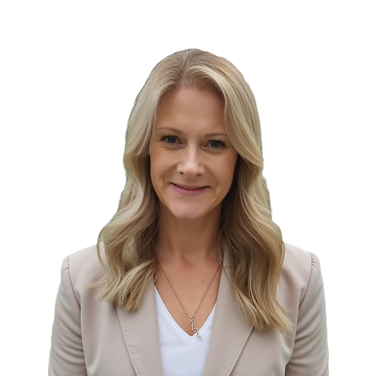 Copywriterin Aileen Haag. Schulterlange, blonde Haare. Trägt einen beigen Blazer mit weiße V-Shirt.