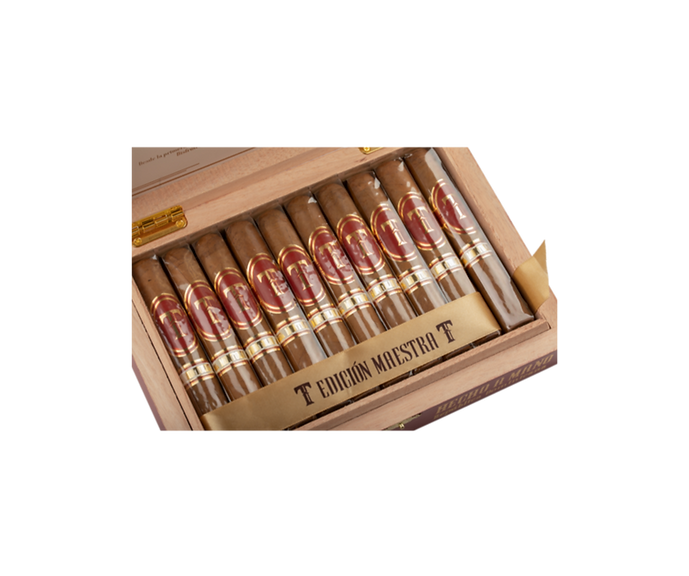 Caja abierta con puros Montoliu Rubor Imperial, mostrando la calidad de su artesanÃa. | Open box with Montoliu Rubor Imperial