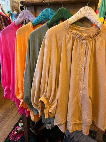 Collection de vêtements dans la Boutique Colorique de Charles Ville, Hérisson – Découvrez une mode unique, des tissus soigneusement sélectionnés et des styles intemporels dans un cadre authentique.