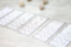 Marcadores de iniciativa distribuídos em uma mesa de RPG.