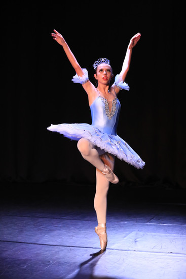 Bailarinos do Ballet Teatro Oficina, escola de Jundiaí, em apresentações de ballet e jazz durante um Sarau de Dança em 2025.