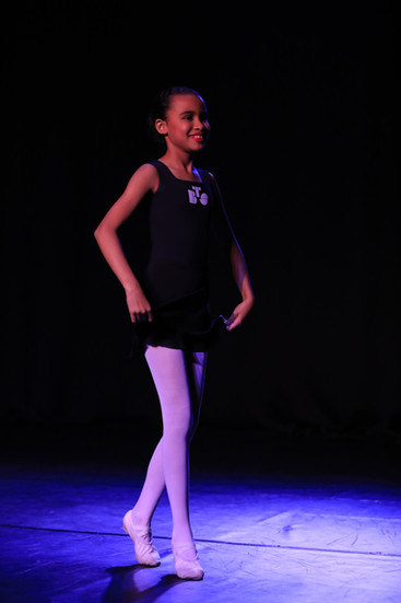 Bailarinos do Ballet Teatro Oficina, escola de Jundiaí, em apresentações de ballet e jazz durante um Sarau de Dança em 2025.