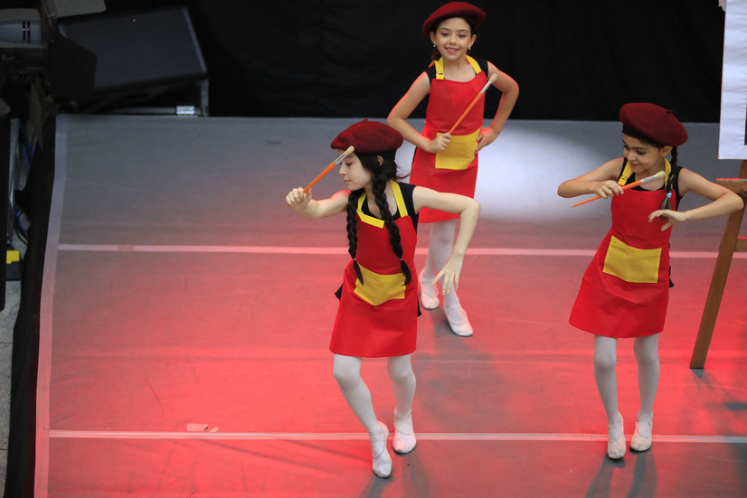 Bailarinas do Ballet Teatro Oficina se apresentando na Mostra Paralela do Enredança 2025 no Maxi Shopping Jundiaí.