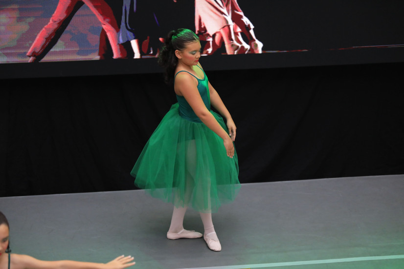 Bailarinas do Ballet Teatro Oficina se apresentando na Mostra Paralela do Enredança 2025 no Maxi Shopping Jundiaí.