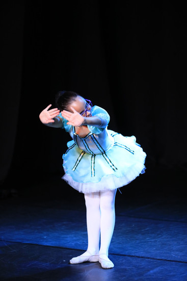 Bailarinos do Ballet Teatro Oficina, escola de Jundiaí, em apresentações de ballet e jazz durante um Sarau de Dança em 2025.