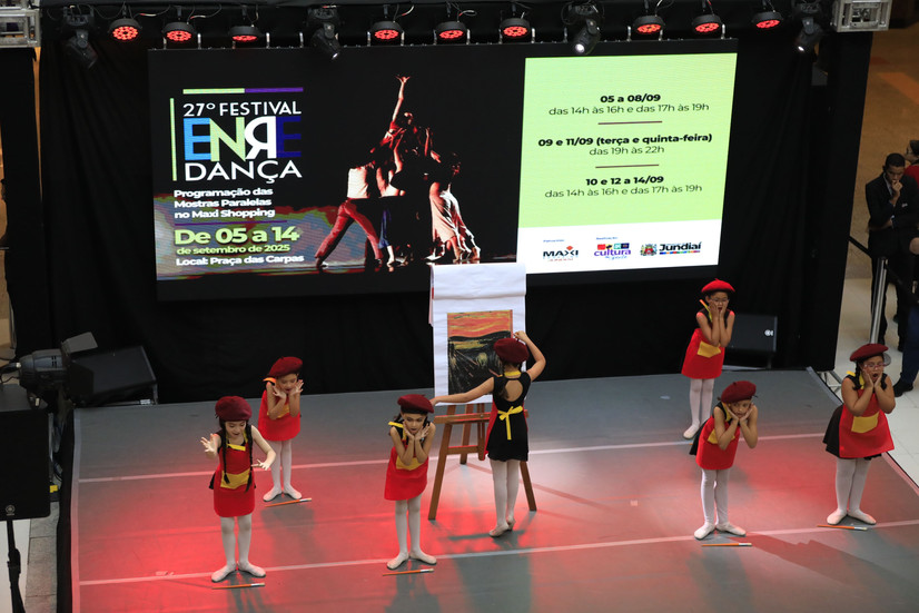 Bailarinas do Ballet Teatro Oficina se apresentando na Mostra Paralela do Enredança 2025 no Maxi Shopping Jundiaí.