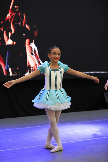 Bailarinas do Ballet Teatro Oficina se apresentando na Mostra Paralela do Enredança 2025 no Maxi Shopping Jundiaí.