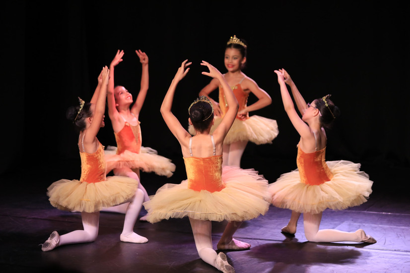 Bailarinos do Ballet Teatro Oficina, escola de Jundiaí, em apresentações de ballet e jazz durante um Sarau de Dança em 2025.