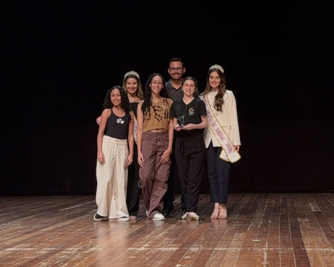 Bailarinas do Ballet Teatro Oficina se apresentando e segurando troféus conquistados no 27º Enredança em Jundiaí, celebrando as premiações com alegria e orgulho.