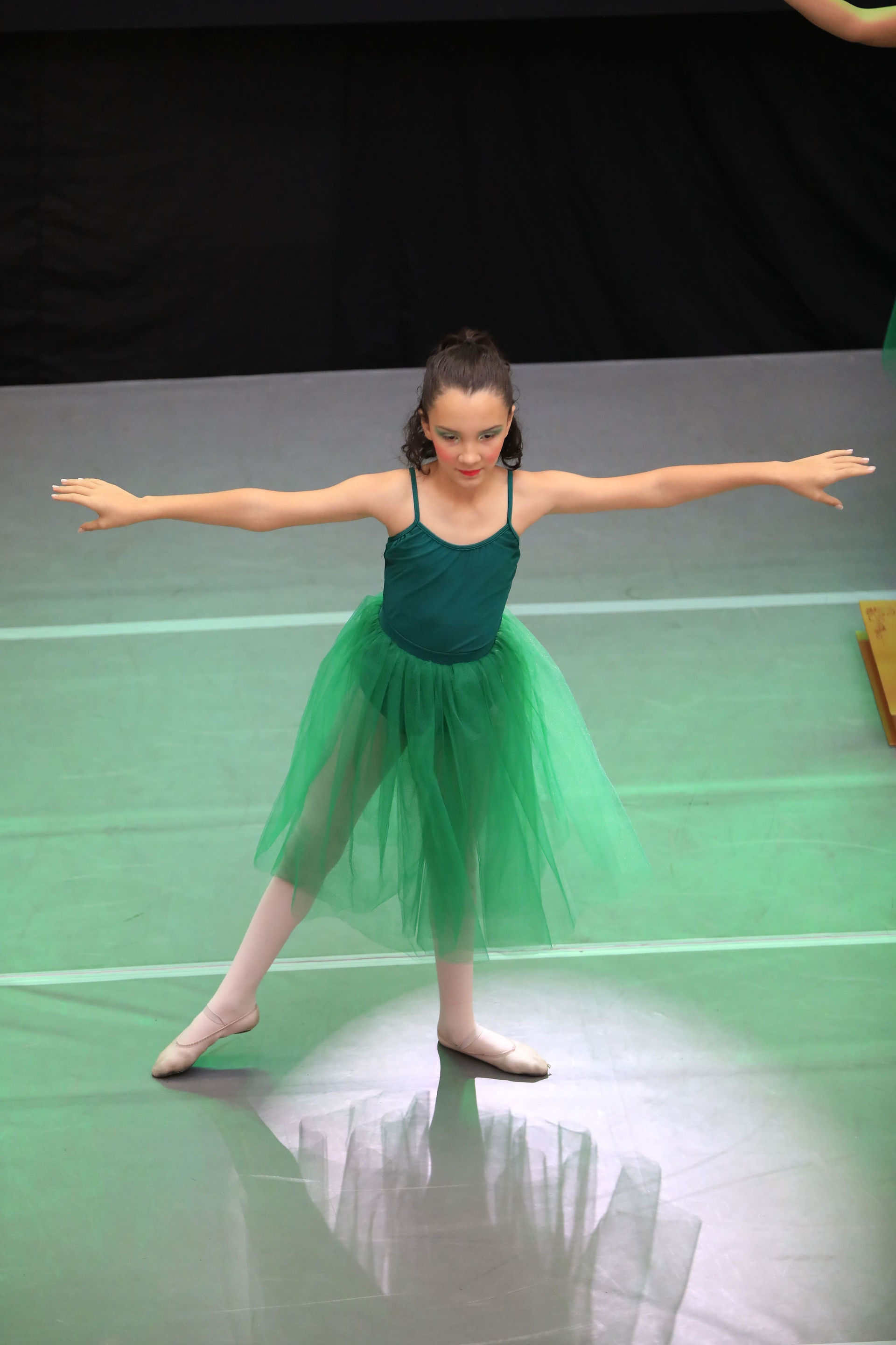 Bailarinas do Ballet Teatro Oficina se apresentando na Mostra Paralela do Enredança 2025 no Maxi Shopping Jundiaí.
