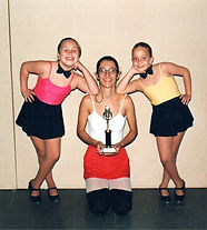 Lis Michele recebendo prêmio em Premiação.