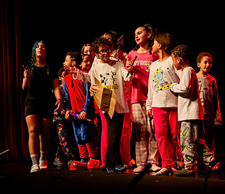 Alunos de teatro infantil se apresentando em espetáculo do BTO em Jundiaí.
