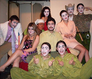 Alunos do teatro juvenil prontos para se apresentarem em espetáculo do BTO em Jundiaí.