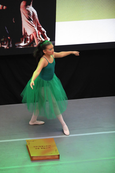 Bailarinas do Ballet Teatro Oficina se apresentando na Mostra Paralela do Enredança 2025 no Maxi Shopping Jundiaí.