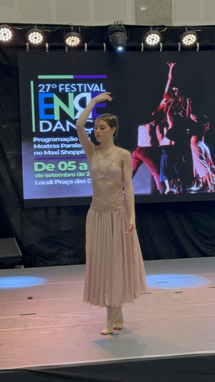 Bailarinas do Ballet Teatro Oficina se apresentando na Mostra Paralela do Enredança 2025 no Maxi Shopping Jundiaí.
