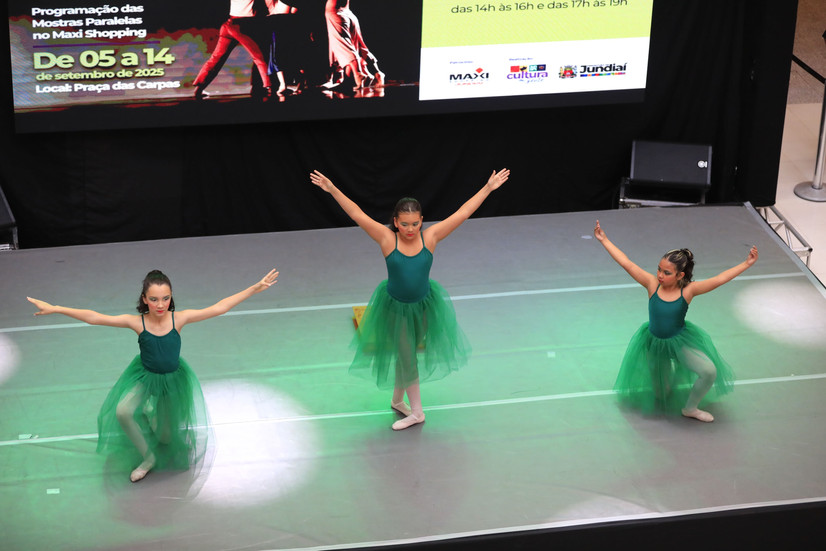 Bailarinas do Ballet Teatro Oficina se apresentando na Mostra Paralela do Enredança 2025 no Maxi Shopping Jundiaí.