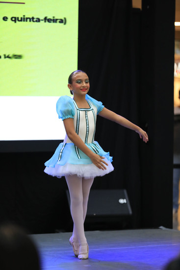Bailarinas do Ballet Teatro Oficina se apresentando na Mostra Paralela do Enredança 2025 no Maxi Shopping Jundiaí.