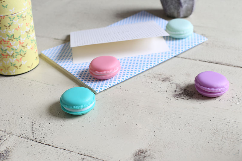 Esposizione di macarons pastello