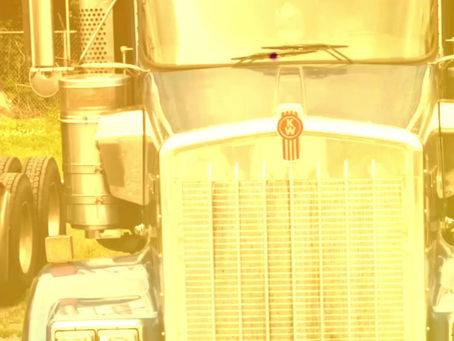 ¿Por Qué los Camiones de Carga Usan Diésel y No Gasolina? La Importancia de la Urea Automotriz en el Transporte