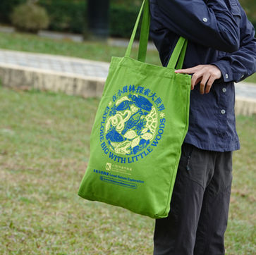 印了由香港生物組成的地球圖案的帆布袋 Tote bag printed with illustrations of Hong Kong's local species forming the globe
