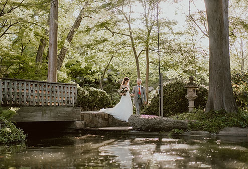 Fort Worth wedding photographer capturing bride and groom at Fort Worth Botanic Garden
