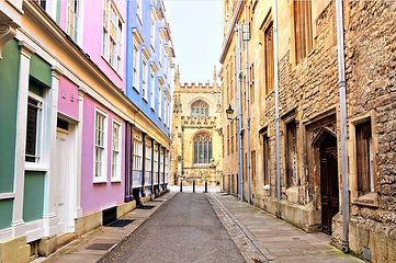 Historic streets and University buildings inOxford, a popular day trip destination from Waddesdon Holiday Let