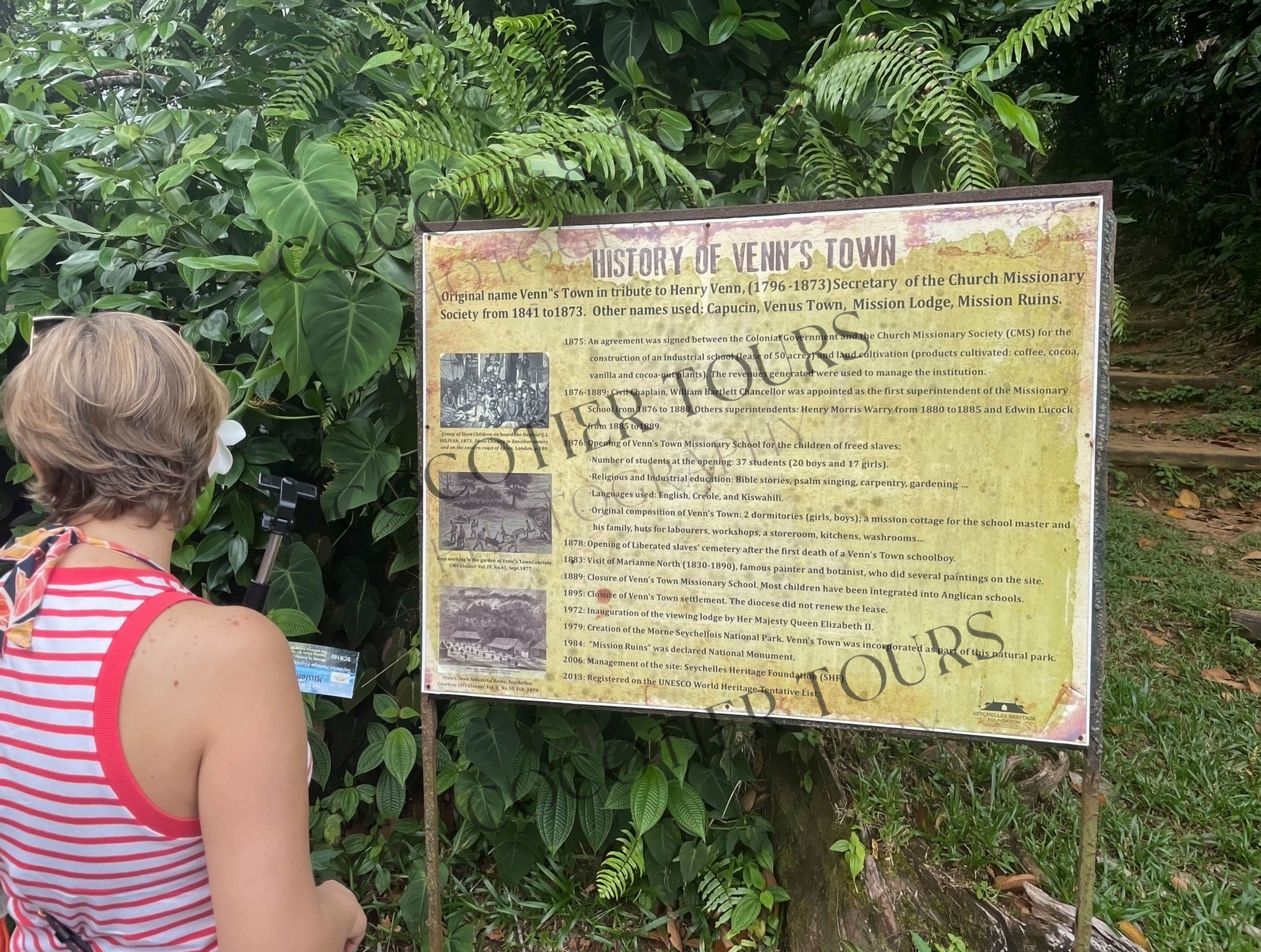 Panneau d'information sur le pavillon de la mission