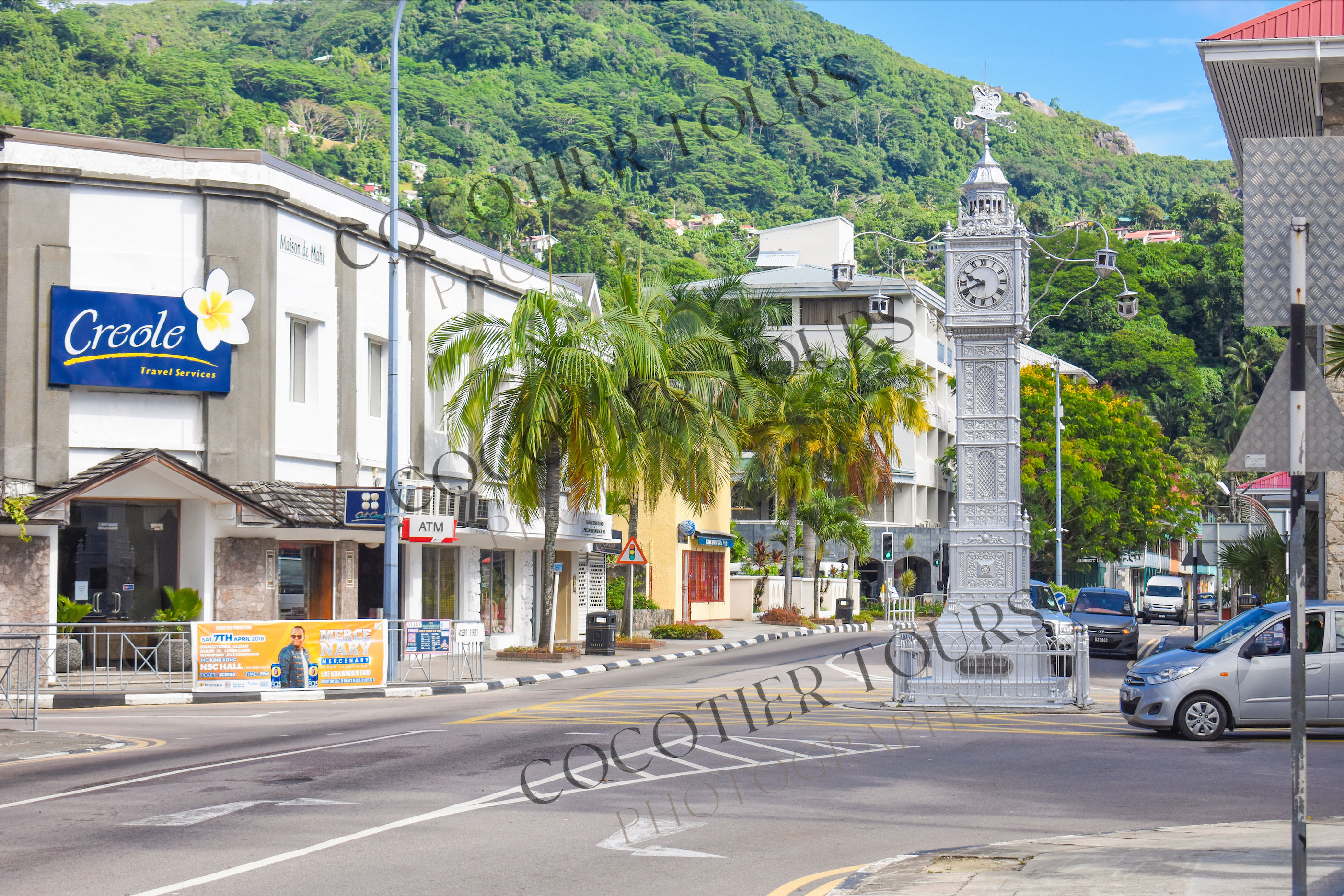 Torre dell'orologio nel centro della città
