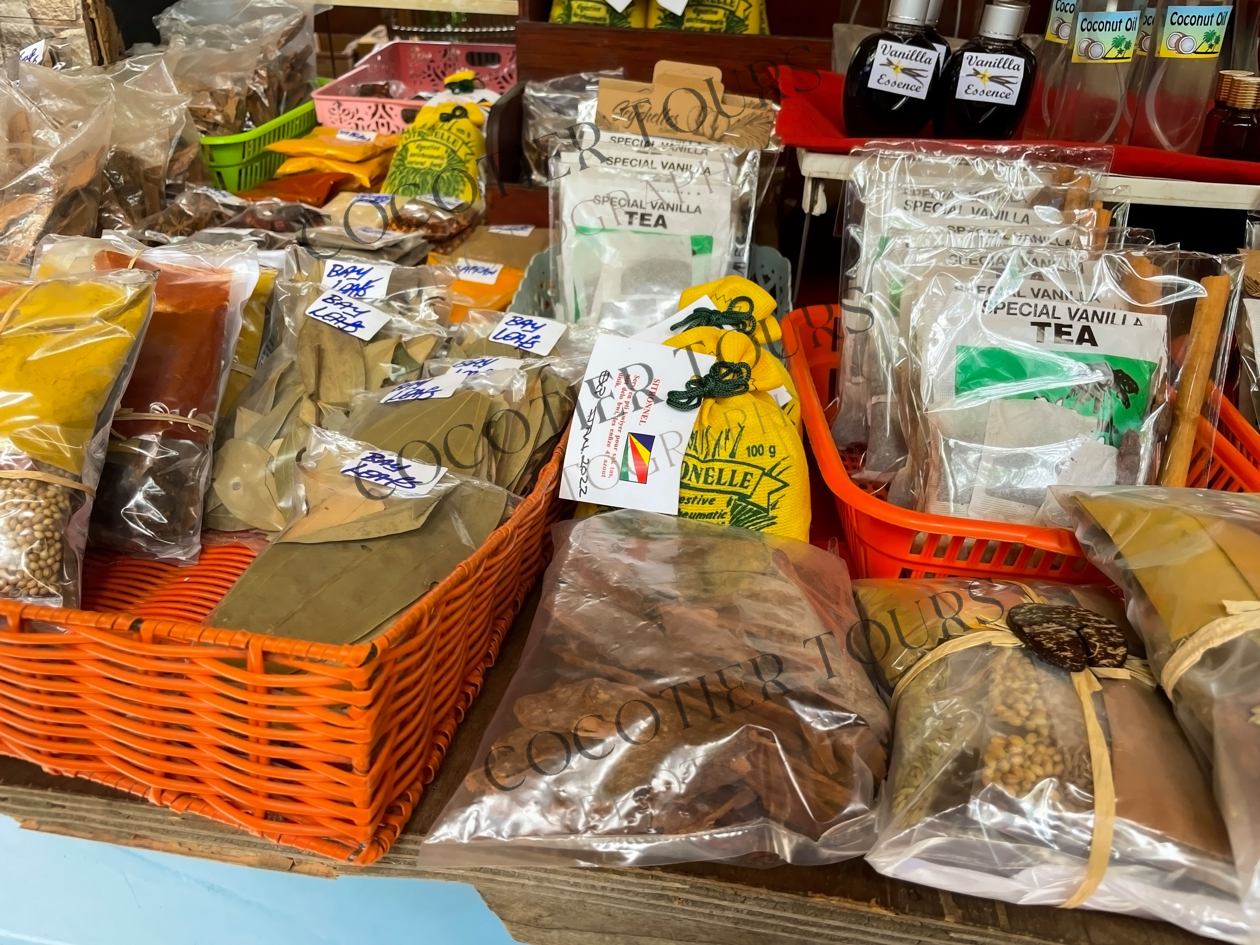 Selezioni di spezie nel mercato cittadino