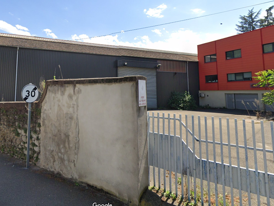 UN TENEMENT INDUSTRIEL - RIVE-DE-GIER (42800)