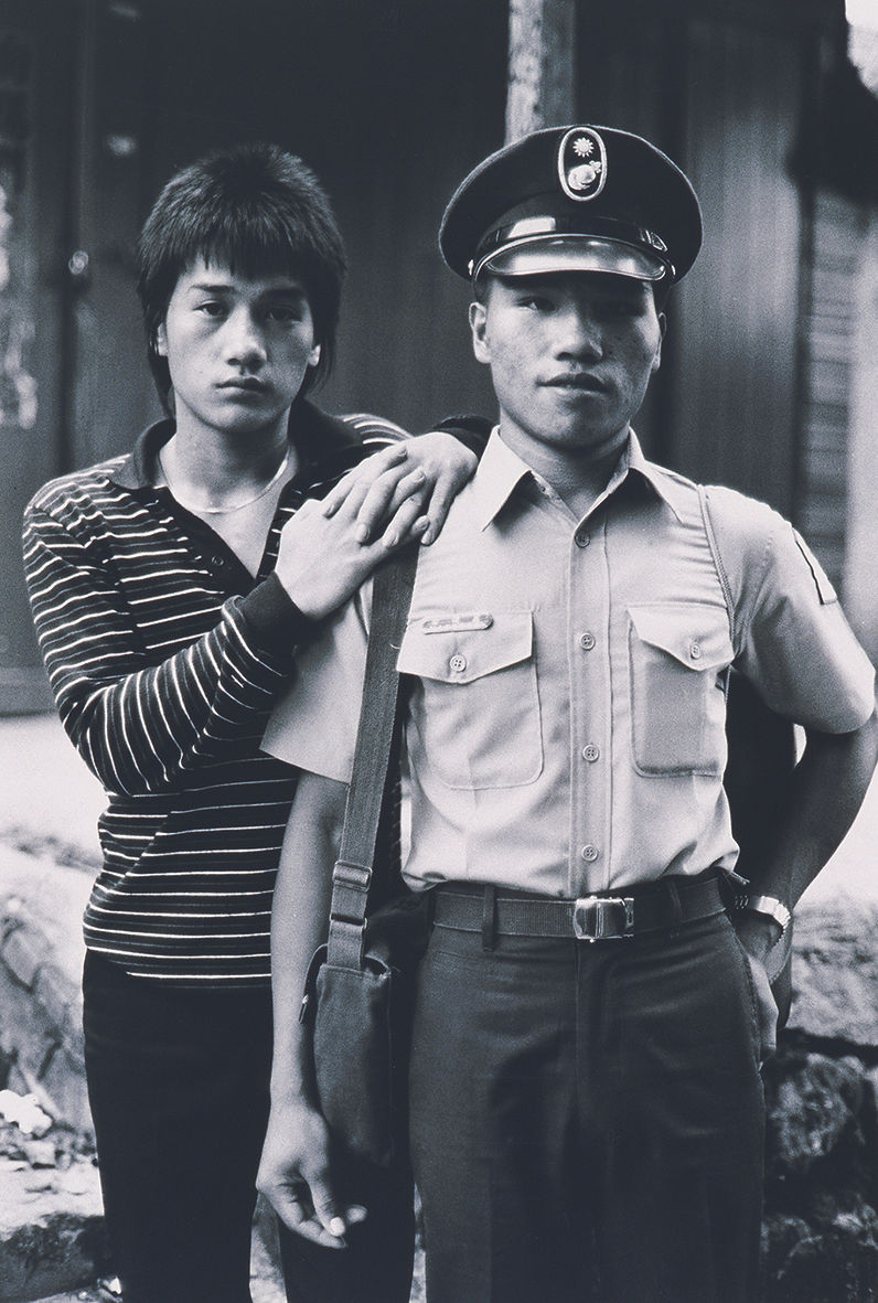 蕭永盛，《士官與他的弟弟》，1981，銀鹽相紙，51 × 40.5 公分，臺北市立美術館典藏。
