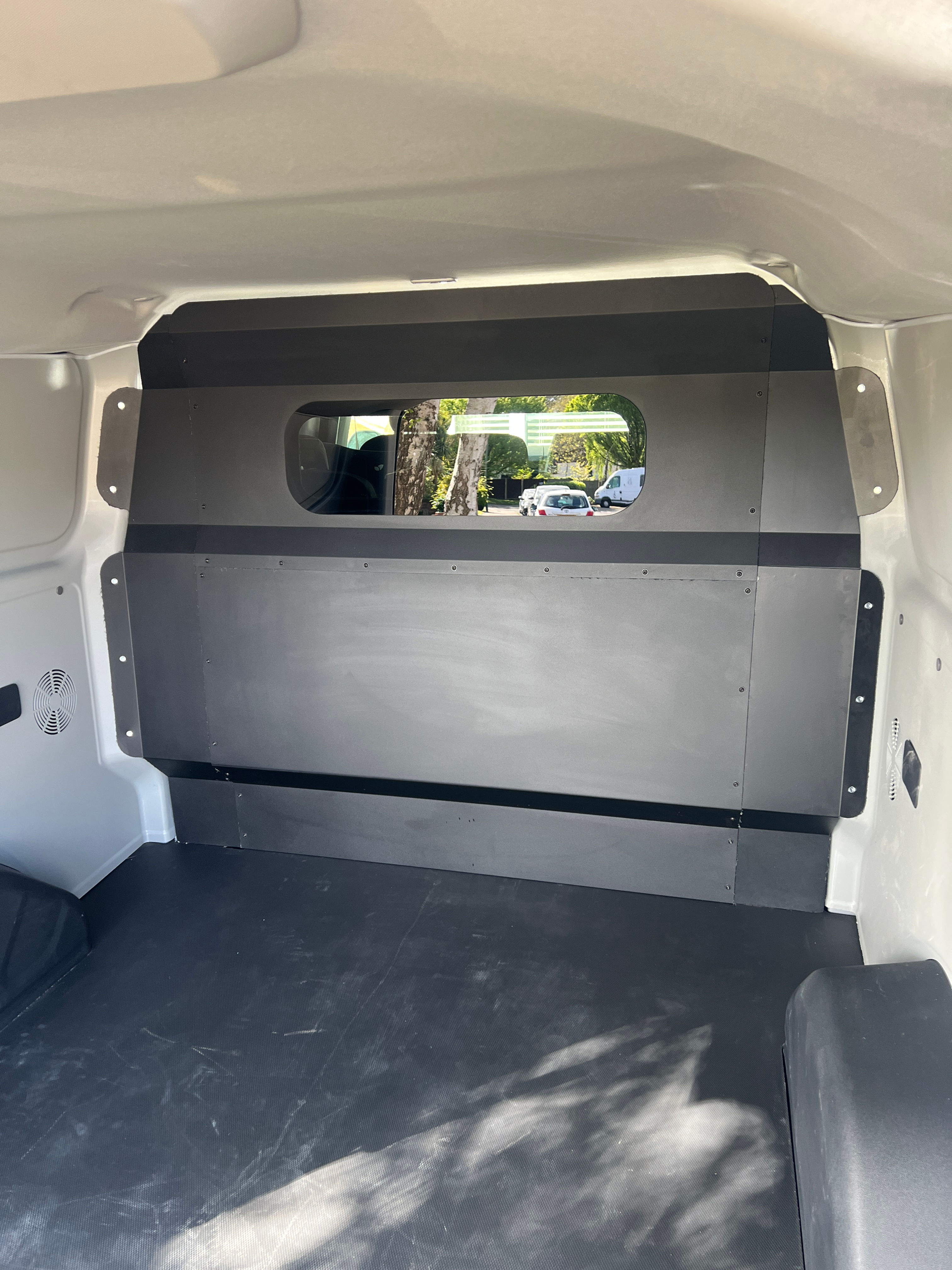 VW Transporter T7 (2024+) Kombi Midway Bulkhead – Steel Bulkhead with Window