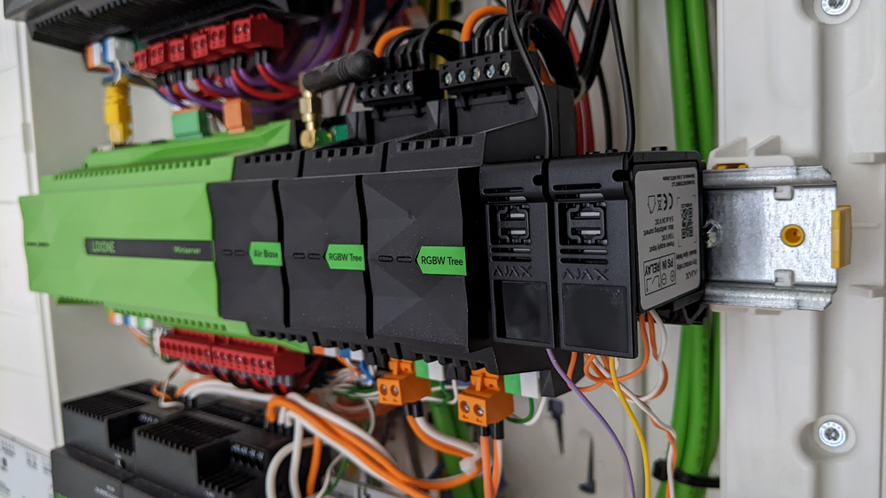 Miniserver Loxone et ses extensions Miniserver Loxone, smart home, Relay Ajax systems
