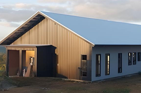 DeltaCool™ walling panels in Gull Grey & Weathered Iron with a 5V profile | Summerholm