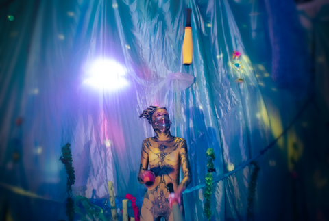 Evaline juggling decor.png