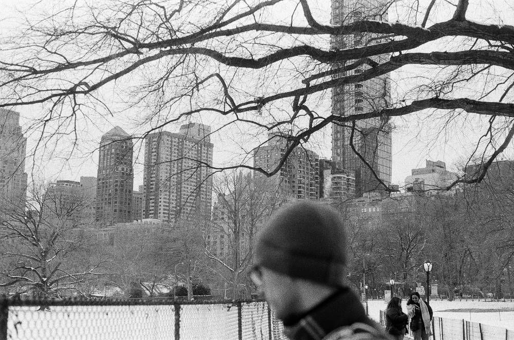 Alice Chanclu photo argentique New-York 2025 winter Manhattan Central Park brother with a cap