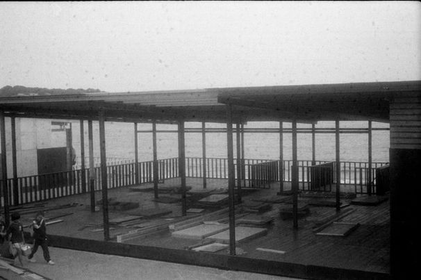 Alice Chanclu photo argentique 2026 Enoshima Japon noir et blanc