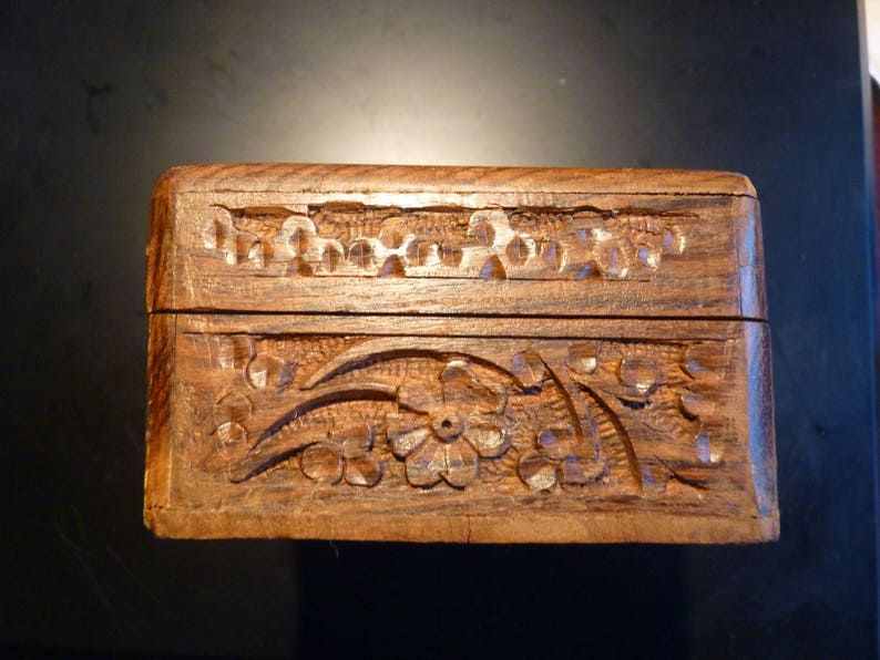 Miniature : Hand carved, floral pattern wooden trinket box with a white bone inlay. It is