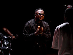 Elow’n au volant du buzz : trois mois fermes pour une vidéo virale