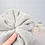Miniature : Fleur de douche en éponge de bambou gris clair créée par Mes cadeaux toudoux