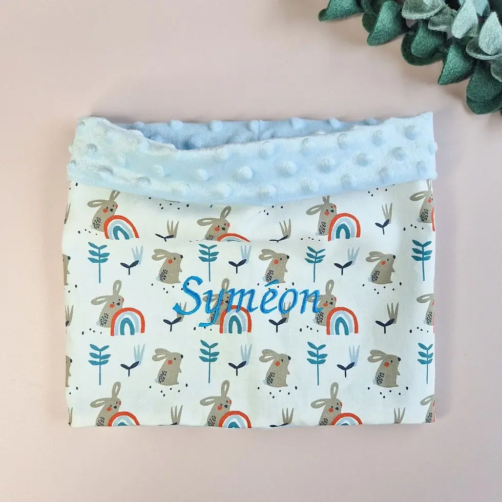 Tour de cou personnalisé pour enfant avec des lapins créé par Mes cadeaux toudoux en Bretagne