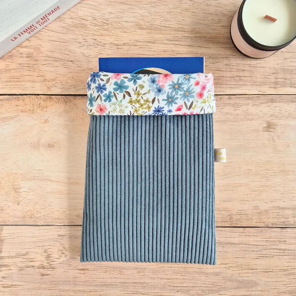 Miniature : Pochette livre en velours côtelé bleu denim avec des fleurs créée par Mes cadeaux toudoux en Bretagne