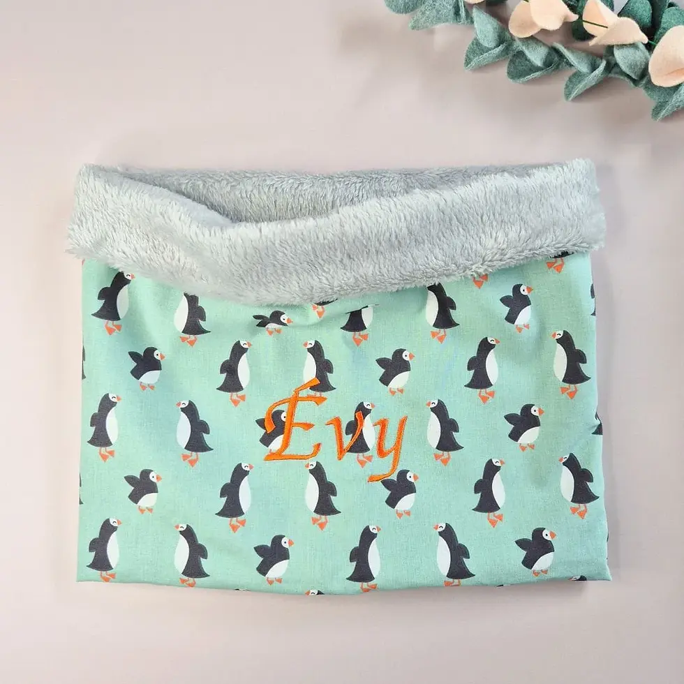 Tour de cou personnalisé pour enfant avec des pingouins créé par Mes cadeaux toudoux en Bretagne