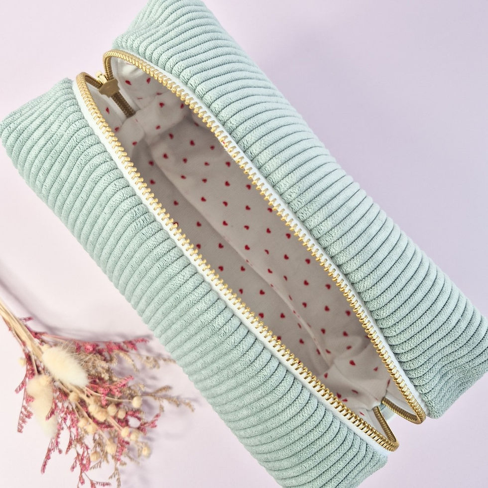Miniature : Trousse de toilette vert d'eau avec des coeurs créée par Mes cadeaux toudoux