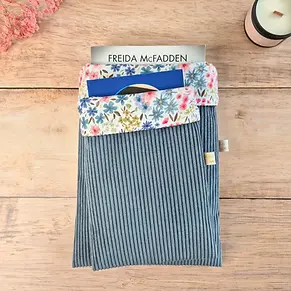 pochettes-livre-avec-fleurs-bleues-et-roses.webp