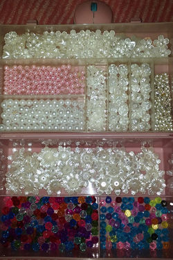 Variedad de perlas, cuentas y flores